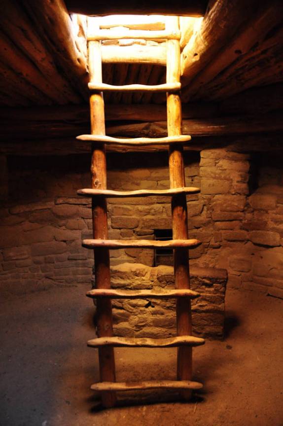 Interior de habitação puebla no Mesa Verde National Park, no Colorado, nos Estados Unidos